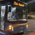 FOTO: Puklo staklo na krovu autobusu na liniji 79, delovi pali po putnicima