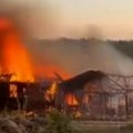 (Foto/video) Vatra progutala kuću i okućnicu: Plamena buktinja kod Mrčajevaca, evo šta se dogodilo