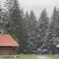 Sneg veje kao usred decembra: Snimak iz Srbije kruži mrežama, "zima ne pita koji je mesec"