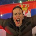 Ćerka Jovana Memedovića van sebe od sreće na ulicama Beograda! Ogrnula srpsku zastavu i povikala: "Tako jeee!"