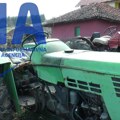 Jeziva nezgoda u selu Lipnica: Prevrnuo se traktor, jedan muškarac teško povređen i hospitalizovan u čačanskoj bolnici