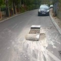 Slučaj "asfaltirane šahte" u Banji: Nadležni kažu da to tako treba