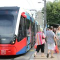 Bizarna scena u tramvaju u Beogradu: "Trpimo nasilje prostaka. Žena u punom prevozu izvadila telefon i dere se kao da je u…