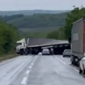 Kamion se preprečio na putu kod Mladenovca: Saobraćaj obustavljen, ljudi se okreću i vraćaju nazad, velike gužve (foto)