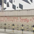Šok u Čačku: Preteće poruke na zidu Ekonomske škole i napad na prostorije SNS-a