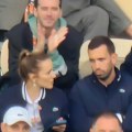 Evo sa Kim Jelena Đoković gleda Novaka: Pored nje su najvažniji ljudi za uspeh u Parizu! (foto)