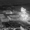 Izviđački dron snimio stravičan napad na predgrađe Časiv Jara: Salva raketa iz bacača plamena razorila ceo blok zgrada…