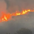 Gori Albanija, ljudi izbezumljeni! Vatra preti fabrici oružja, opasnost od eksplozije (video)