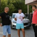 Smeta im i natpis na majicama: Član sl, Miloš Perović, posetio srpske mladiće koje je maltretirala tzv. kosovska policija…