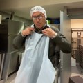 Jovan Memedović pravi baklave: Stavio kecelju pa prionuo na posao, otkrio i koliko je vešt u kuhinji