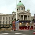 Počelo uklanjanje Božićnog seoceta ispred Skupštine Srbije