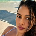 Rasne obline pucaju! Aleksandra Mladenović zavodljivo pozira na plaži, ravnodušnih nema: Muškarcima nije dobro, a istakla i…