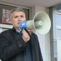 Ovako je profesor Ilija Srdanović, prvi na studentskoj listi, dežurao sa akademcima i budio ih zviždukom u Novom Sadu VIDEO