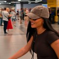 "Krijem se od medija" Pevačicu smo uhvatili na aerodromu, sva zakamuflirana ispod kačketa i naočara: Priznala zašto beži od…