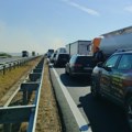 Lančani sudar 14 vozila na putu Pećinci – Šimanovci, više osoba povređeno