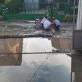 Meštanima Vaskovog naselja svakodnevno pucaju vodovodne cevi, u „Vodovodu“ kažu da znaju za problem, ali da su svi…