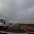 Užas na putu kod novog sada Kamera zabeležila nesvakidašnju situaciju, vozač za dlaku izbegao smrt (video)