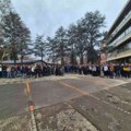 Petnaestominutni protest studenata FTN ispred zgrade fakulteta, sutra odluka o daljim koracima