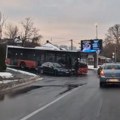 Sudarili se autobus i automobil na Voždovcu: Vozači, oprez! Na ovoj deonici stvara se velika gužva