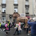 Šta vlastima poručuje trojanski konj koga su studenti dovezli na protest