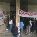 Protest ispred Medicinskog u Nišu: Studenti traže dekana na Klinici za stomatologiju