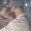 (Video) Sajfer prvi put u javnosti nakon pucnjave: Reper se pojavio na štakama, sedeo sve vreme na nastupu