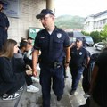 Studenti i građani ispred zgrade DUNP u Novom Pazaru