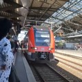 Žena (78) se zaglavila na šinama u trenutku dok voz juri ka njoj Drama u Nemačkoj