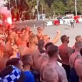 Poljski navijači se skupili na Trgu republike, zapalili baklje, pa zapevali...