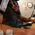YouTuber napravio neobičan aimbot koji kontroliše mišiće pravim elektrošokovima