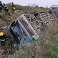 Prevrnuo se autobus kod Sremske Mitrovice - tri osobe stradale, 35 povređenih