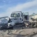 Stravičan lančani sudar kod Batajnice, Ima teško povređenih Vozila smrskana do neprepoznatljivosti, prizori su zastrašujući…