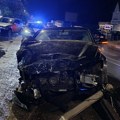 Filmska scena u Ivanjici: Audi sleteo u kanal, udarao vozila pa se okrenuo nasred puta (VIDEO)
