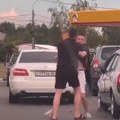 (Video) "Putine, šta se, dođavola dešava?!" Opšti rat na pumpama u Rusiji: Potežu se noževi, ljudi čekaju i do 28 sati, a neki…