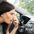 Zlata vredan trik: Uradite ovo tačno pre nego što ugasite auto i klima vam nikada više neće smrdeti
