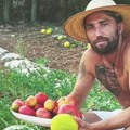 Od fudbalske zvezde do motike i šešira: Napustio karijeru zbog jezivih tragedija, sada proizvodi voće i povrće