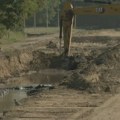 Aktivisti upozoravaju da je oštećena žila podzemne vode na Savskom nasipu: "Radnici iskopali preko metar dubine rova na samo…