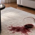 Prosulo vam se crno vino po tepihu? Ne paničite, ovaj trik može da spase stvar pre nego što se fleka osuši - treba vam samo…
