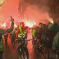 Baklje, ovacije, beli baloni i "pumpanje": Grandiozni doček studenata biciklista u Novom Sadu VIDEO