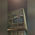 (VIDEO) Građani skinuli plakat Vojislava Šešelja sa zgrade u Novom Sadu