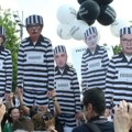 Na protestu „Srbija protiv nasilja“: Vučić, Brnabić, Mitrović, Vučićević, Zekić u zatvorskim odelima (FOTO)