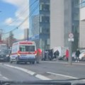 Tramvaj smrskao vozilo na šinama! Jeziva nesreća kod Sajma: Vozila stoje, stvaraju se gužve, na licu mesta i Hitna pomoć…