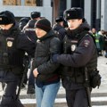 Policija pritvorila novinare na protestu supruga ruskih vojnika u Moskvi