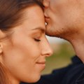 Poljubac u čelo: Duboko značenje i simbolika trećeg oka!