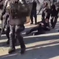 Ovako je "nežna" policija u Francuskoj: Ne dao Bog nekome da provaljuje u institucije (video)