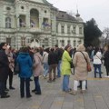 Privatno obezbeđenje sprečilo građane da uđu u Gradsku kuću