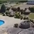 (Video) Neverovatni snimci iz vazduha luksuznog "S kluba" u Jakovu nakon požara: Na mestu vatrene stihije samo garež i ostaci…