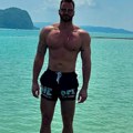 Muž naše pevačice ima 39 godina i napucan je za medalju Njegovu transformaciju svi komentarišu! Kad se skine ženama padaju…