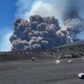 Zastrašujuće! Potekla lava iz Etne: Širi se i gusti dim, ljudi u panici beže (video)
