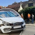 "Puklo je kao bomba": Mladić se vozilom "bmw" zakucao u banderu, probio betonski zid i razvalio ogradu, vozač u bekstvu